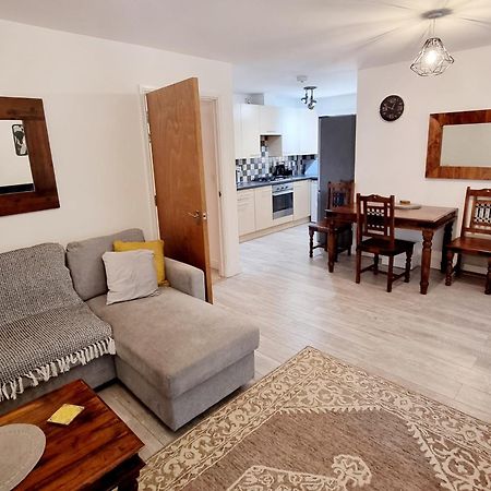 Spacious Two Bedroom Apartment With One Parking Space Thame Exteriér fotografie