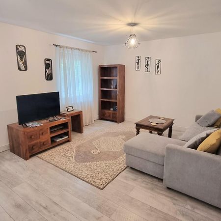 Spacious Two Bedroom Apartment With One Parking Space Thame Exteriér fotografie