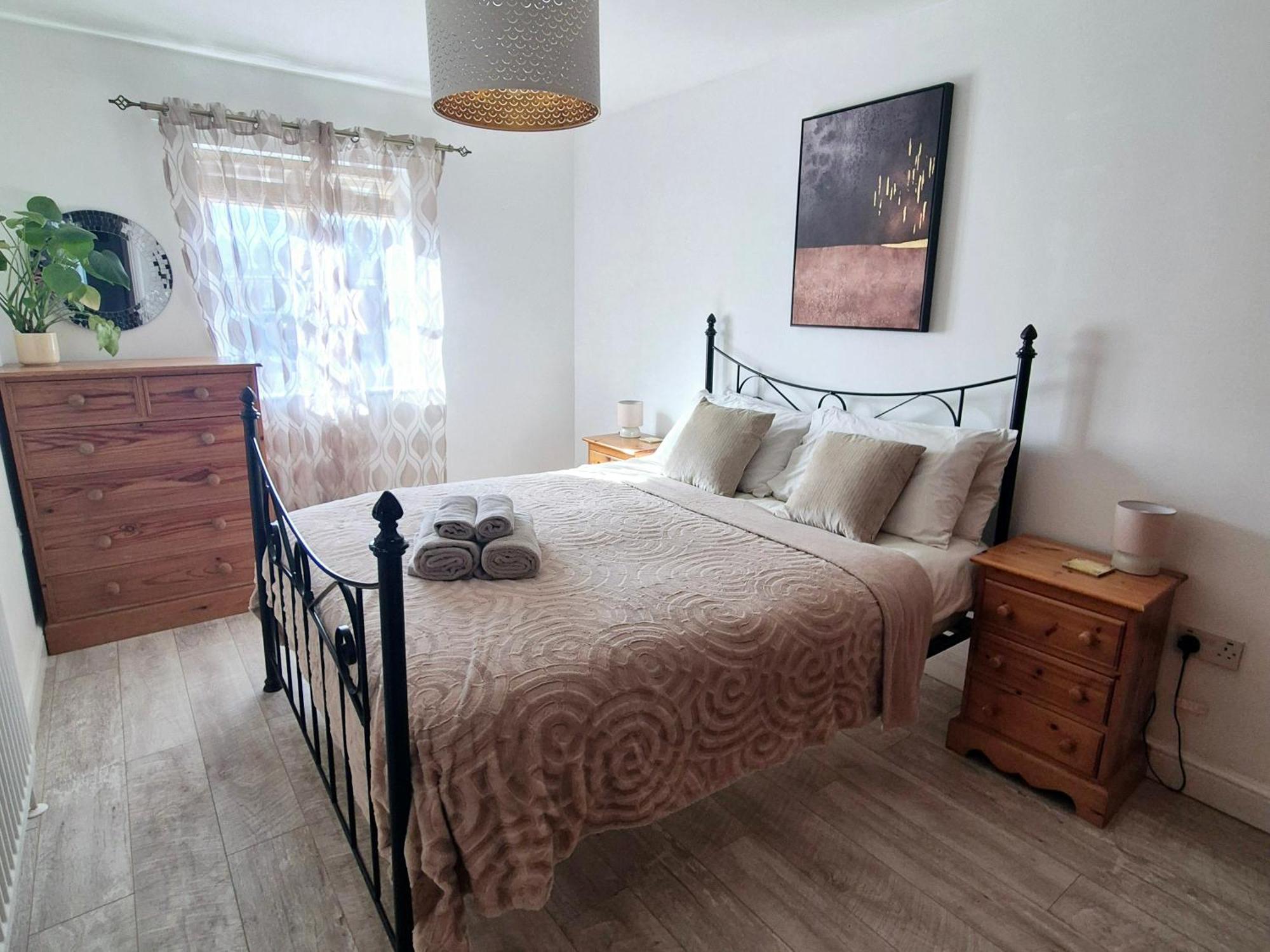 Spacious Two Bedroom Apartment With One Parking Space Thame Exteriér fotografie