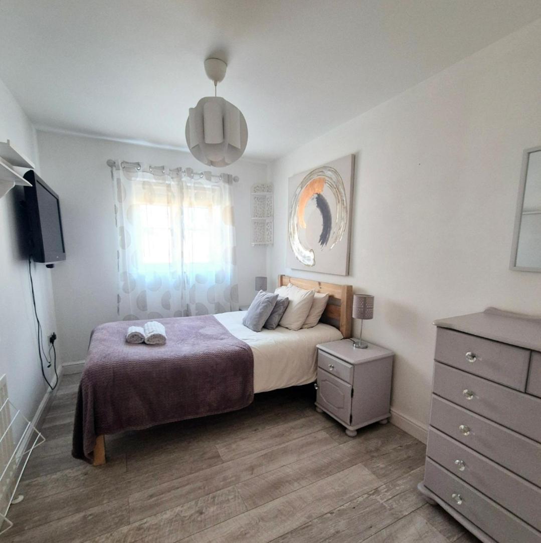 Spacious Two Bedroom Apartment With One Parking Space Thame Exteriér fotografie