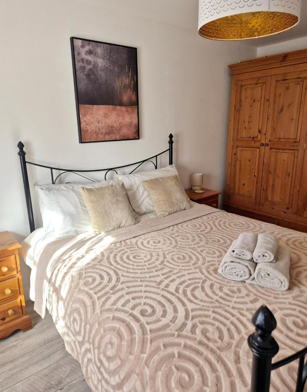 Spacious Two Bedroom Apartment With One Parking Space Thame Exteriér fotografie
